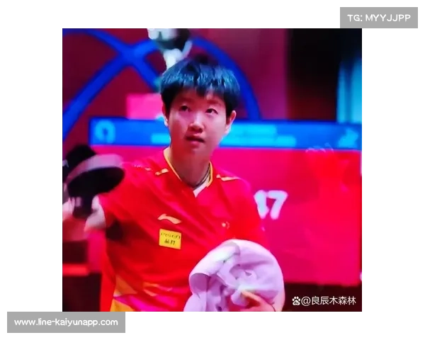 孙颖莎世乒赛卫冕成功后亲吻球台深情致谢观众展现感恩之情 孙颖莎世乒赛卫冕成功后亲吻球台深情致谢观众展现感恩之情
